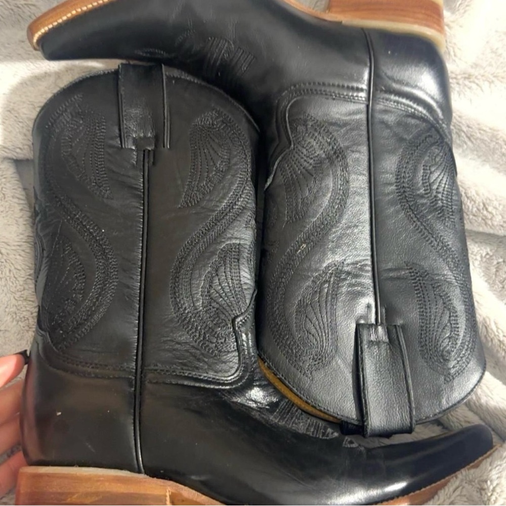 Black women’s cowboy boots